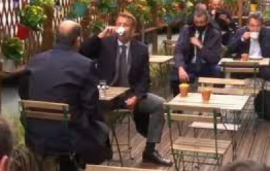 Macron et Castex, se présentant en liberateurrs des terrasses de café en mai 2021 !